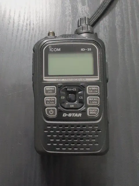 icom id 31 front view without antenna black textured body single stacked control knob lcd display control buttons speaker grille