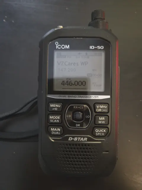 icom id 50 front view without antenna black textured body single stacked control knob lcd display control buttons speaker grille