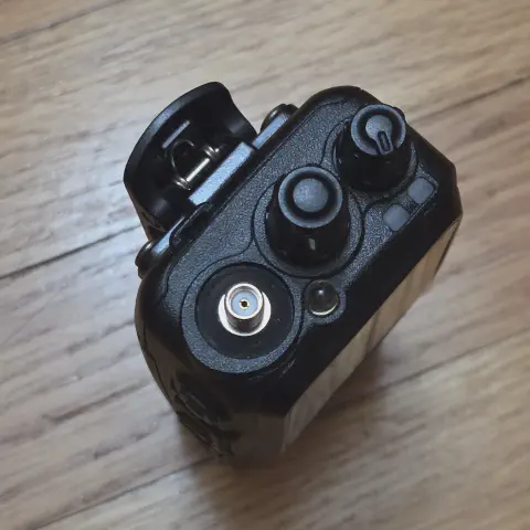 wouxun kg uv8t top view showing sma f connector without antenna black textured body two control knobs led flashlight